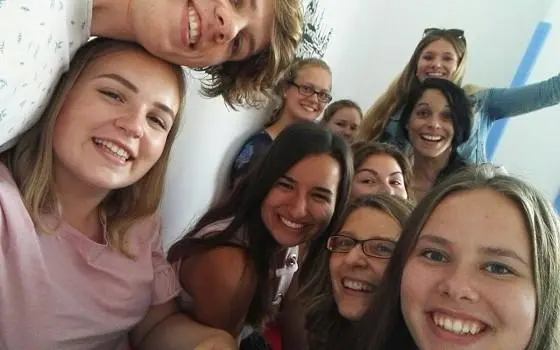 Alumnos y alumnas de las clases de español en madrid en Capicúa disfrutando de las clases